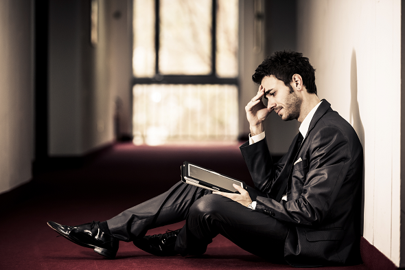 iStock-170034774_frustrated man in hallway on iPad_resized.png